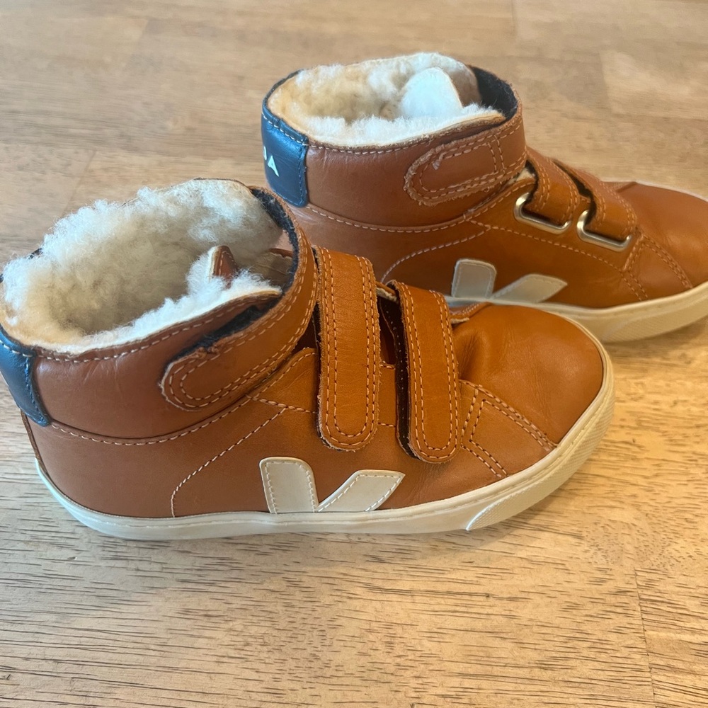 VEJA kids winter high top shearling lined adorable size 12.5